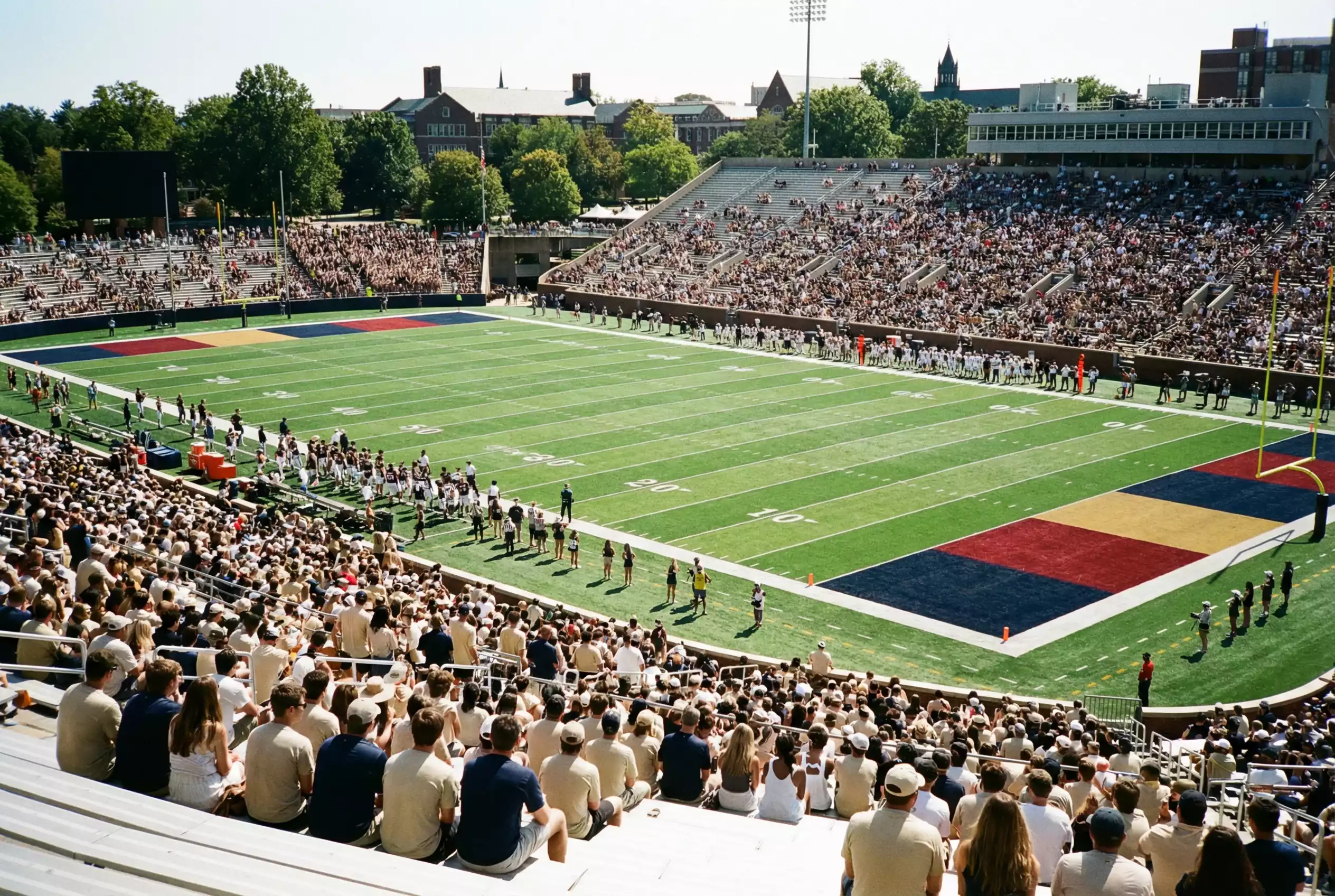 College-Football-Stadion mit Fans und Spielfeld bei Tageslicht