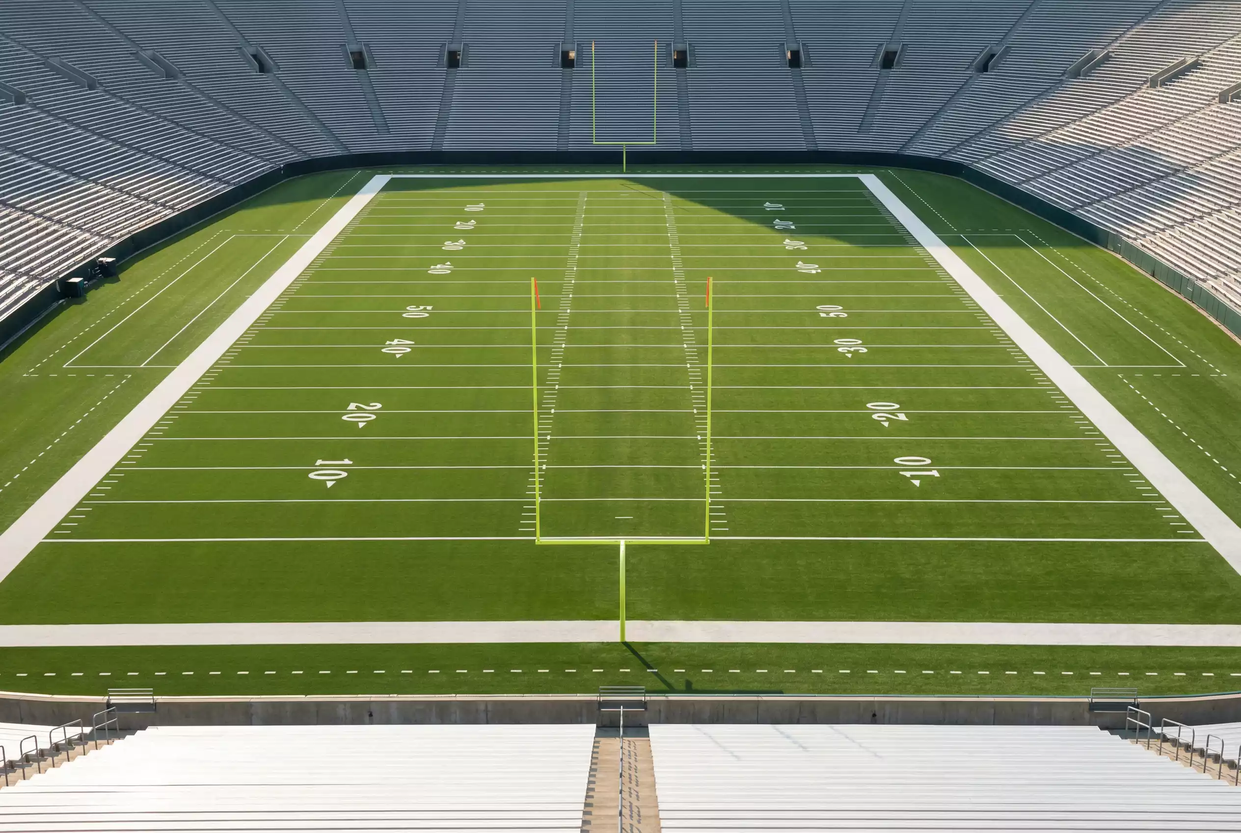 Leeres American-Football-Feld im Stadion bei Tageslicht