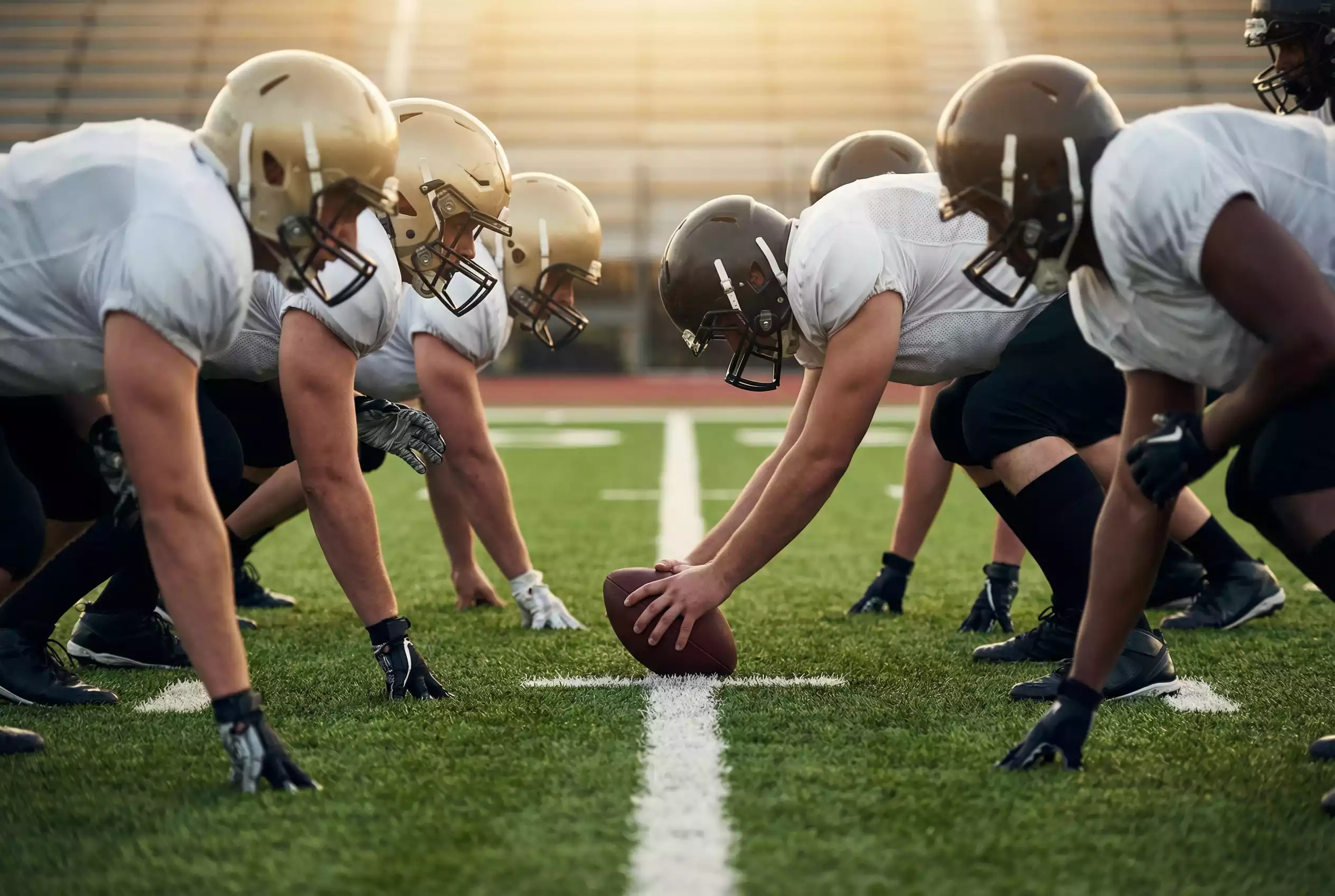 American-Football-Spielszene an der Line of Scrimmage vor dem Snap