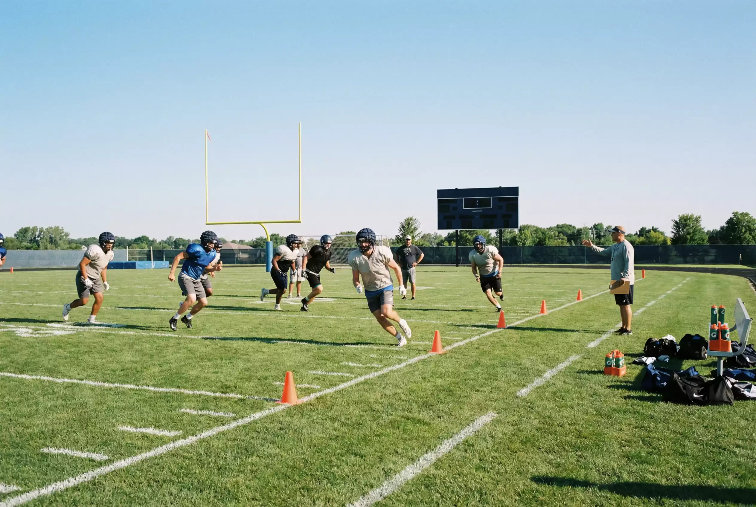 NFL Saisonstruktur — Footballspieler beim Trainingscamp vor der Regular Season