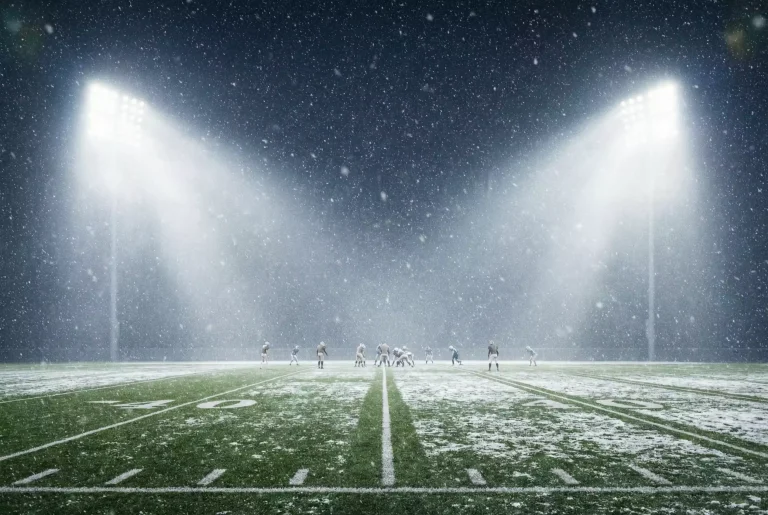 Schneebedecktes American-Football-Feld während eines Spiels